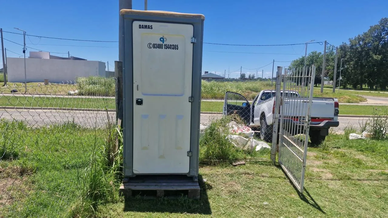 Baño químico instalado durante un servicio en un entorno urbano