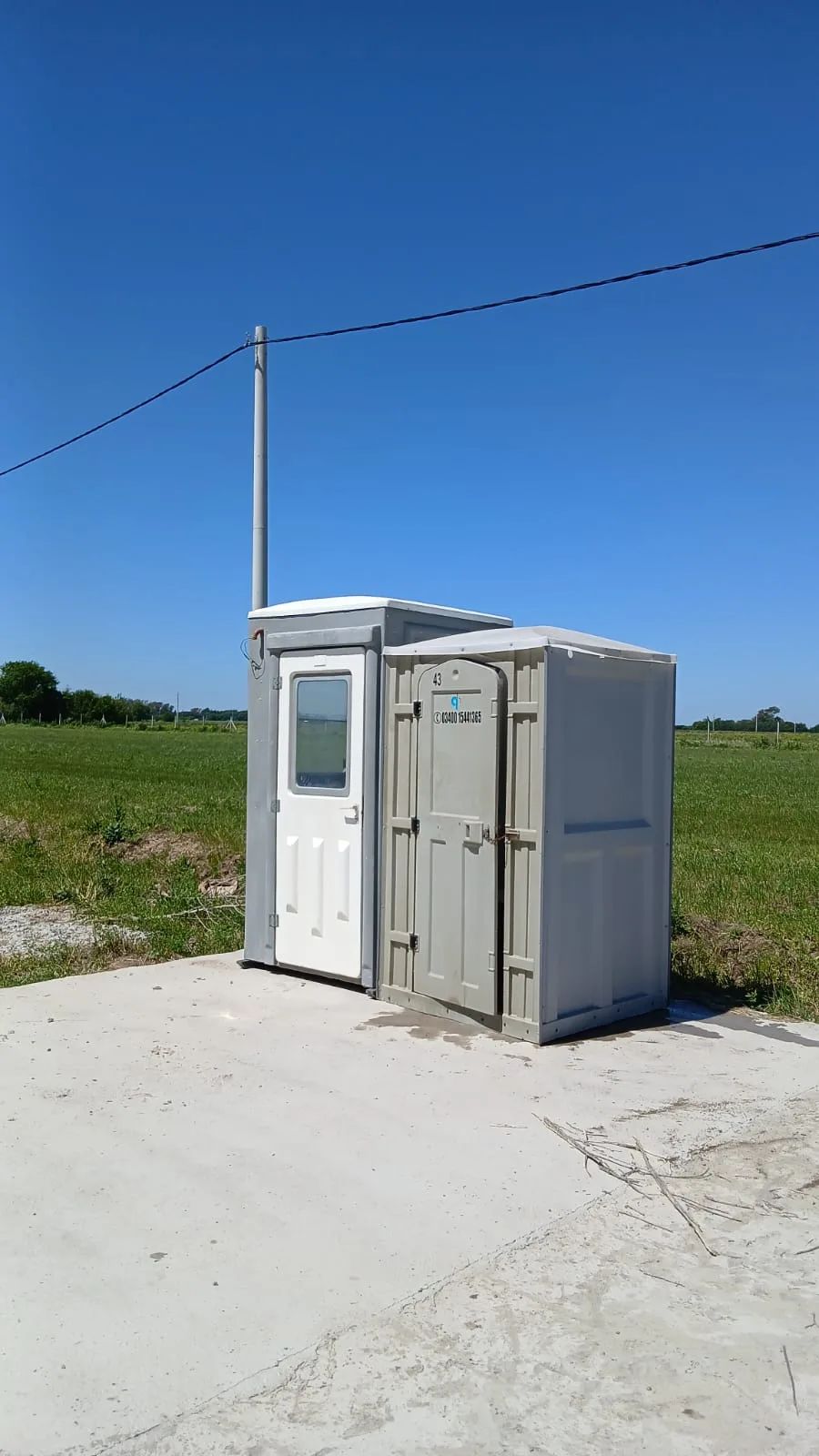 Cabina de vigilancia instalada junto a otro módulo en un proyecto